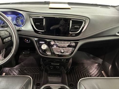 Used 2018 Chrysler Pacifica Limited FWD image 21