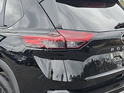 Used 2025 Nissan Rogue S image 32