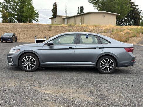 Used 2025 Volkswagen Jetta SE FWD image 4