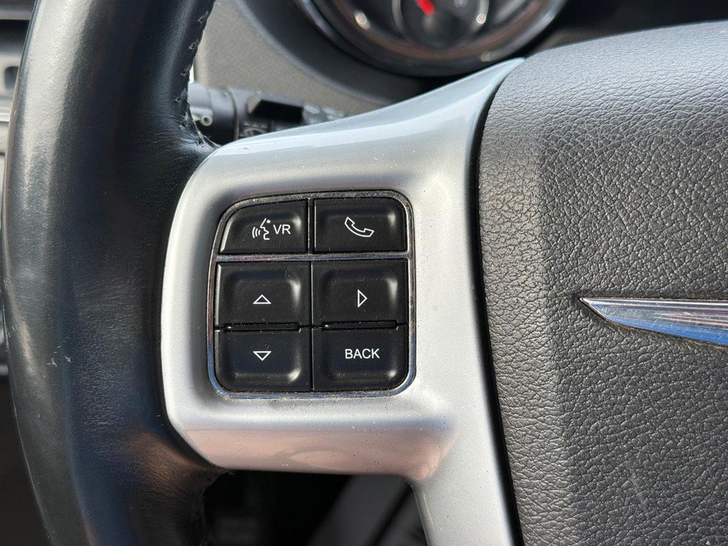 Used 2014 Chrysler Town & Country Touring FWD image 15