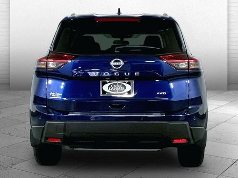 Used 2025 Nissan Rogue SV w/ SV Premium Package image 3