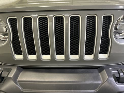 Used 2019 Jeep Wrangler Unlimited Sahara AWD/4WD image 4