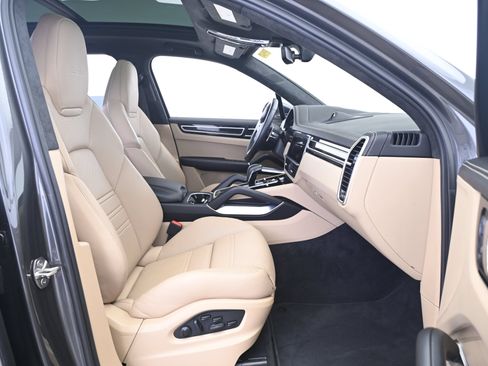 Certified 2023 Porsche Cayenne Turbo AWD/4WD image 23