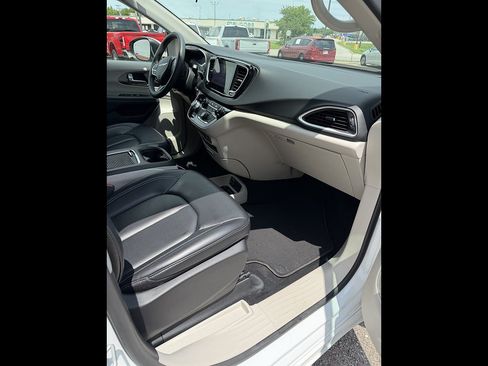 Used 2023 Chrysler Pacifica Touring-L FWD image 18