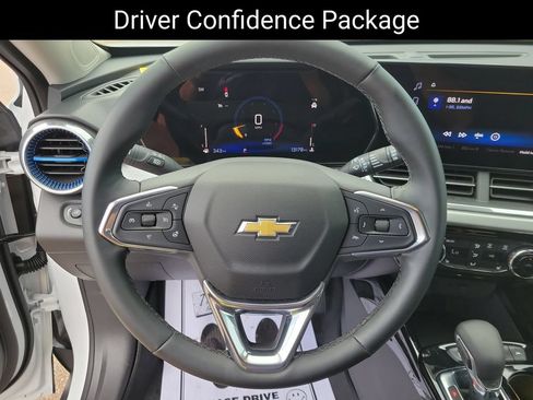 Certified 2025 Chevrolet Trax LT w/ Driver Confidence Package FWD image 13