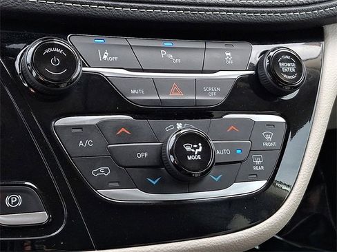 Used 2024 Chrysler Pacifica Select image 22