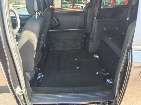 Used 2020 Dodge Grand Caravan SE image 11