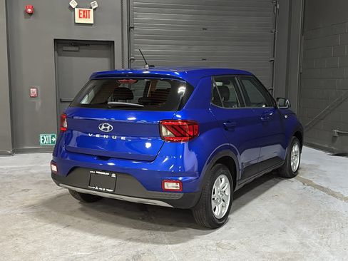 Used 2023 Hyundai Venue SE FWD image 4