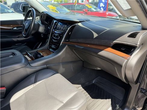 Used 2017 Cadillac Escalade Premium Luxury AWD/4WD image 33