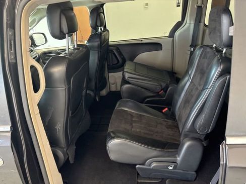 Used 2014 Chrysler Town & Country Touring-L FWD image 19