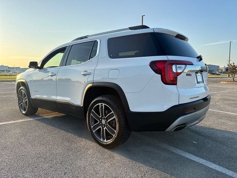 Used 2021 GMC Acadia SLT w/ Technology Package FWD image 4