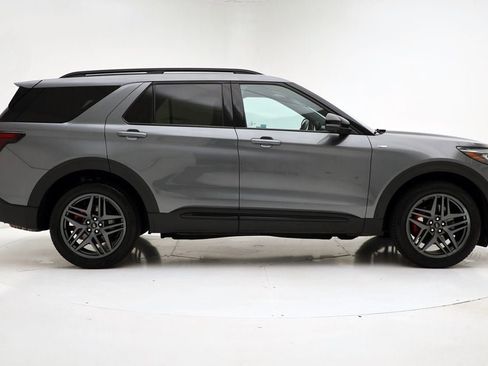 Used 2025 Ford Explorer ST-Line w/ ST-Line Street Pack image 2