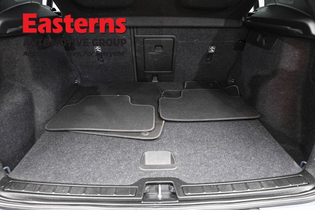 Used 2021 Volvo XC40 T4 Momentum FWD image 11