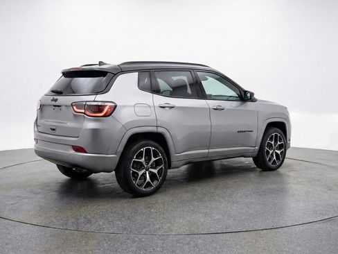 Used 2025 Jeep Compass Limited image 9