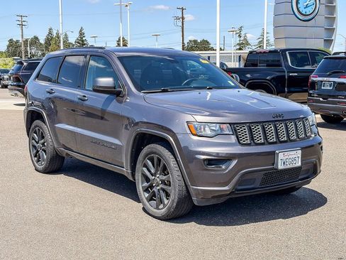 Used 2017 Jeep Grand Cherokee Altitude AWD/4WD image 5