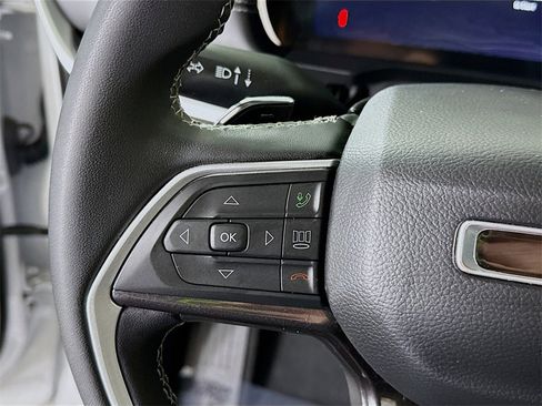 Used 2023 Jeep Grand Cherokee Laredo image 21