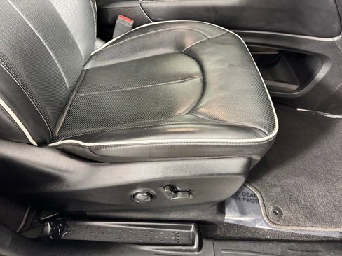 Used 2025 Chrysler Pacifica Limited image 34