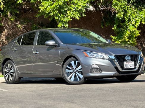 Used 2022 Nissan Altima 2.5 SV FWD image 2