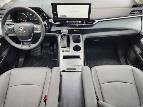 Used 2025 Toyota Sienna XLE FWD image 23