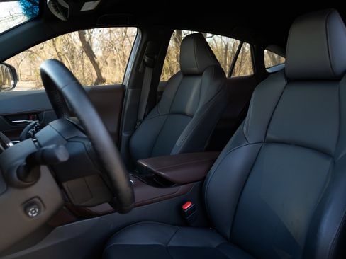 Used 2024 Toyota Venza XLE image 17