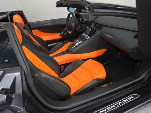 Used 2015 Lamborghini Aventador LP 700-4 image 2