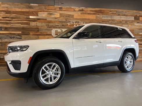 Used 2023 Jeep Grand Cherokee Laredo w/ Luxury Tech Group I AWD/4WD image 15