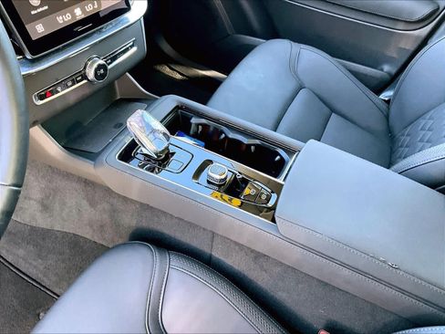 Used 2025 Volvo XC90 B6 Plus image 21