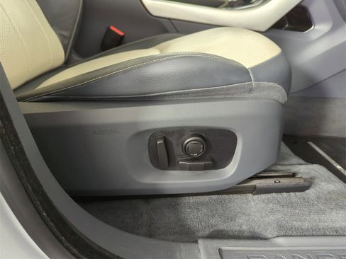 Used 2017 Land Rover Range Rover Evoque SE Premium image 38