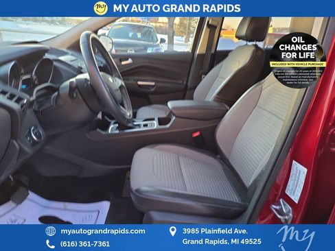 Used 2017 Ford Escape SE w/ SE Sport Appearance Package image 18