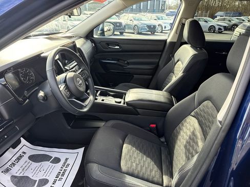 Used 2022 Nissan Pathfinder SV image 10