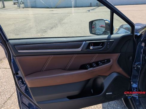 Used 2017 Subaru Outback 2.5i Touring AWD/4WD image 9