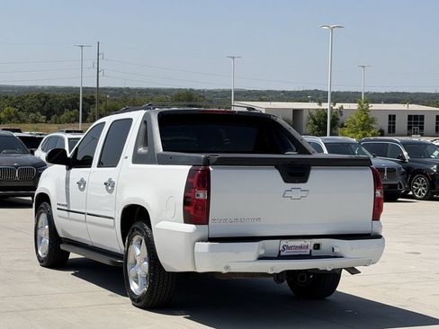 Used 2011 Chevrolet Avalanche LTZ AWD/4WD image 4