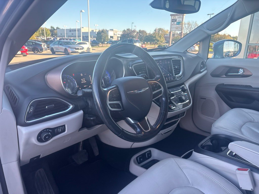 Used 2019 Chrysler Pacifica Touring-L Plus FWD image 11