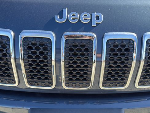 Used 2020 Jeep Cherokee Limited AWD/4WD image 9
