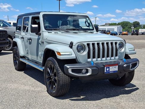 Used 2023 Jeep Wrangler Unlimited Sahara w/ Dual Top Group AWD/4WD image 2
