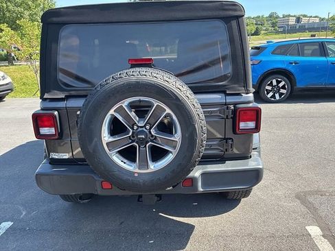 Used 2018 Jeep Wrangler Unlimited Sahara AWD/4WD image 11