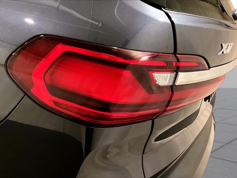 Used 2020 BMW X7 xDrive40i w/ Premium Package AWD/4WD image 27