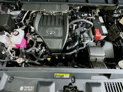 Certified 2024 Toyota Highlander XLE image 30