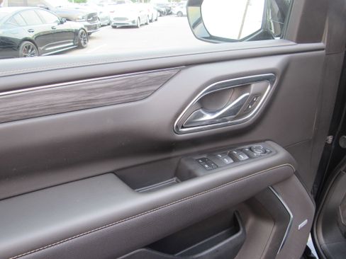 Used 2024 GMC Yukon XL SLT w/ SLT Luxury Package AWD/4WD image 9