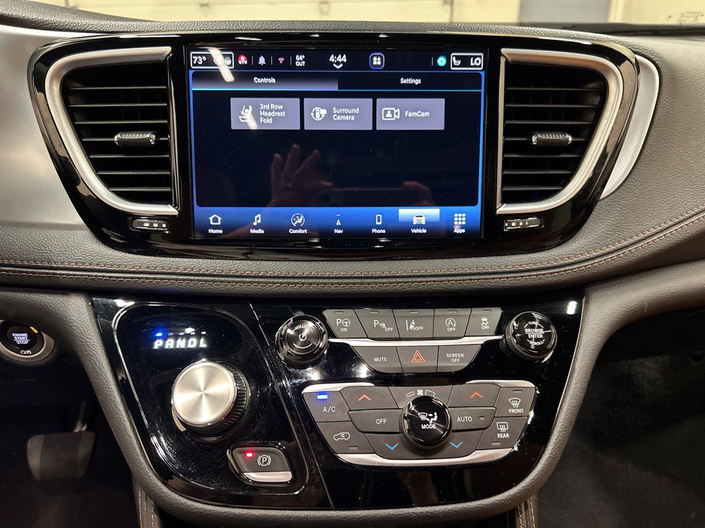 Used 2025 Chrysler Pacifica Pinnacle FWD image 26