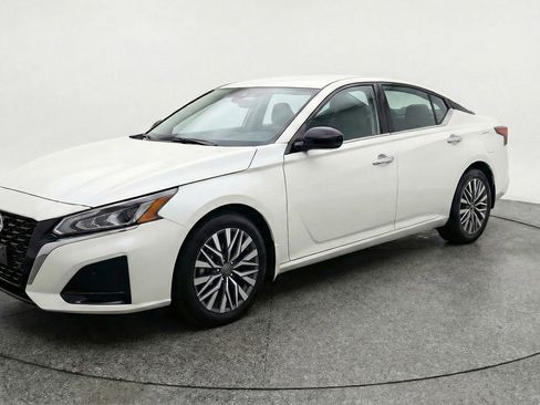 Used 2025 Nissan Altima 2.5 SV FWD image 3