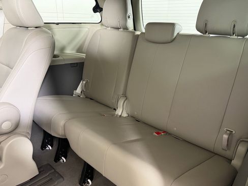 Used 2019 Toyota Sienna XLE w/ XLE Navigation Package FWD image 27