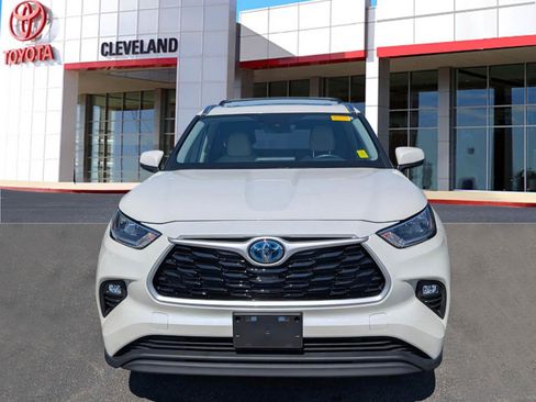 Used 2020 Toyota Highlander XLE image 3