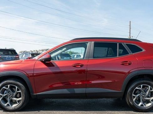 Used 2024 Chevrolet Trax LT w/ Driver Confidence Package FWD image 9