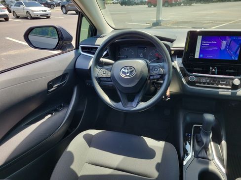 Used 2025 Toyota Corolla LE FWD image 16