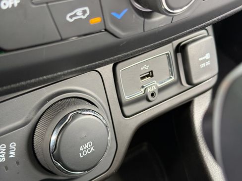 Used 2021 Jeep Renegade Limited AWD/4WD image 35
