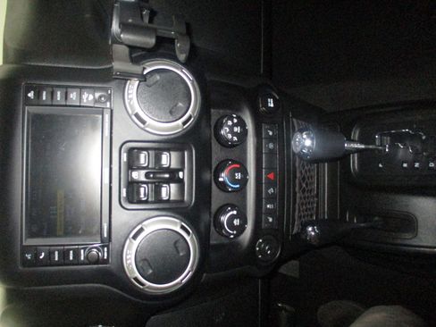 Used 2018 Jeep Wrangler Unlimited Sahara w/ Dual Top Group AWD/4WD image 33