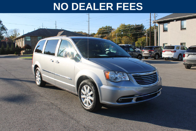 Used 2016 Chrysler Town & Country Touring FWD image 2