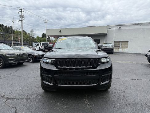 Used 2023 Jeep Grand Cherokee L Limited w/ Black Appearance Package AWD/4WD image 2