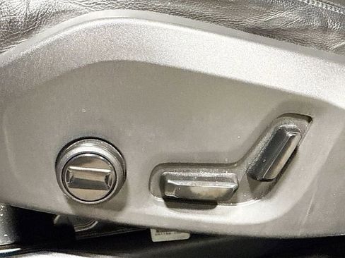 Used 2019 Volvo XC60 T5 Momentum w/ Premium Package image 21